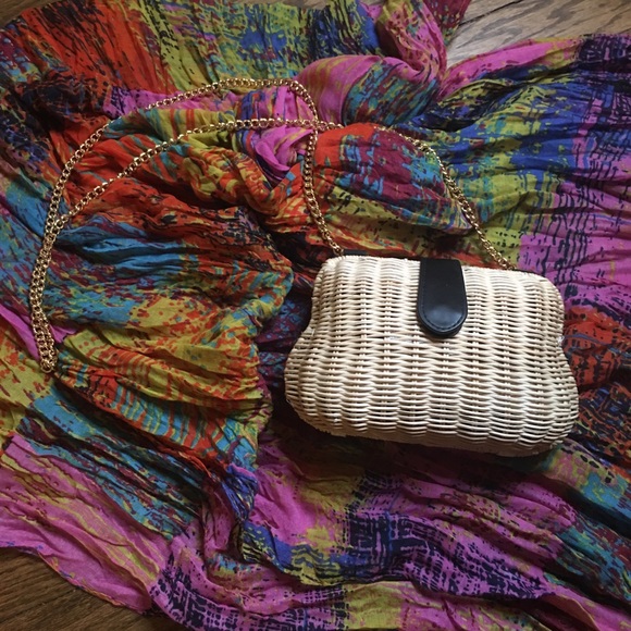 Wicker Clam Shell Purse - Picture 3 of 16